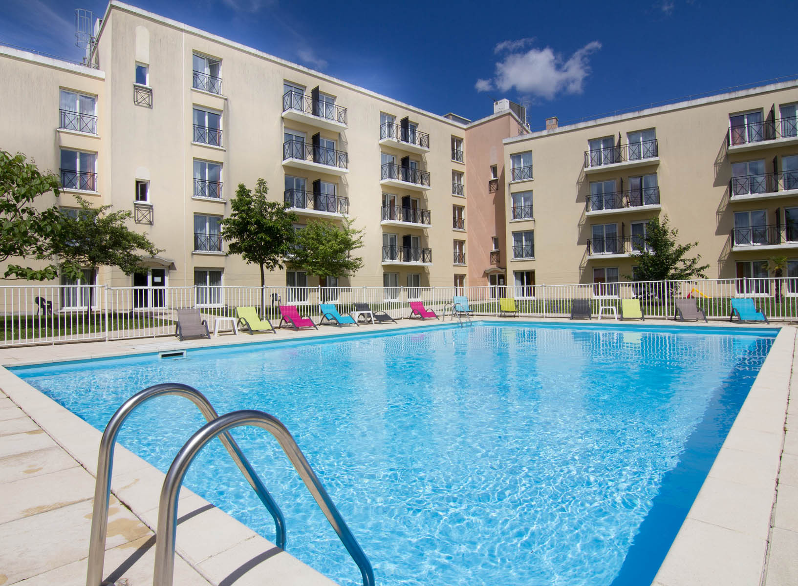 Piscine d'été à votre hotel proche de disneyland Paris